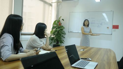 企恩咨詢 專注商學(xué)院服務(wù)，以技術(shù)開發(fā)為翼，為每個(gè)客戶樹一道口碑